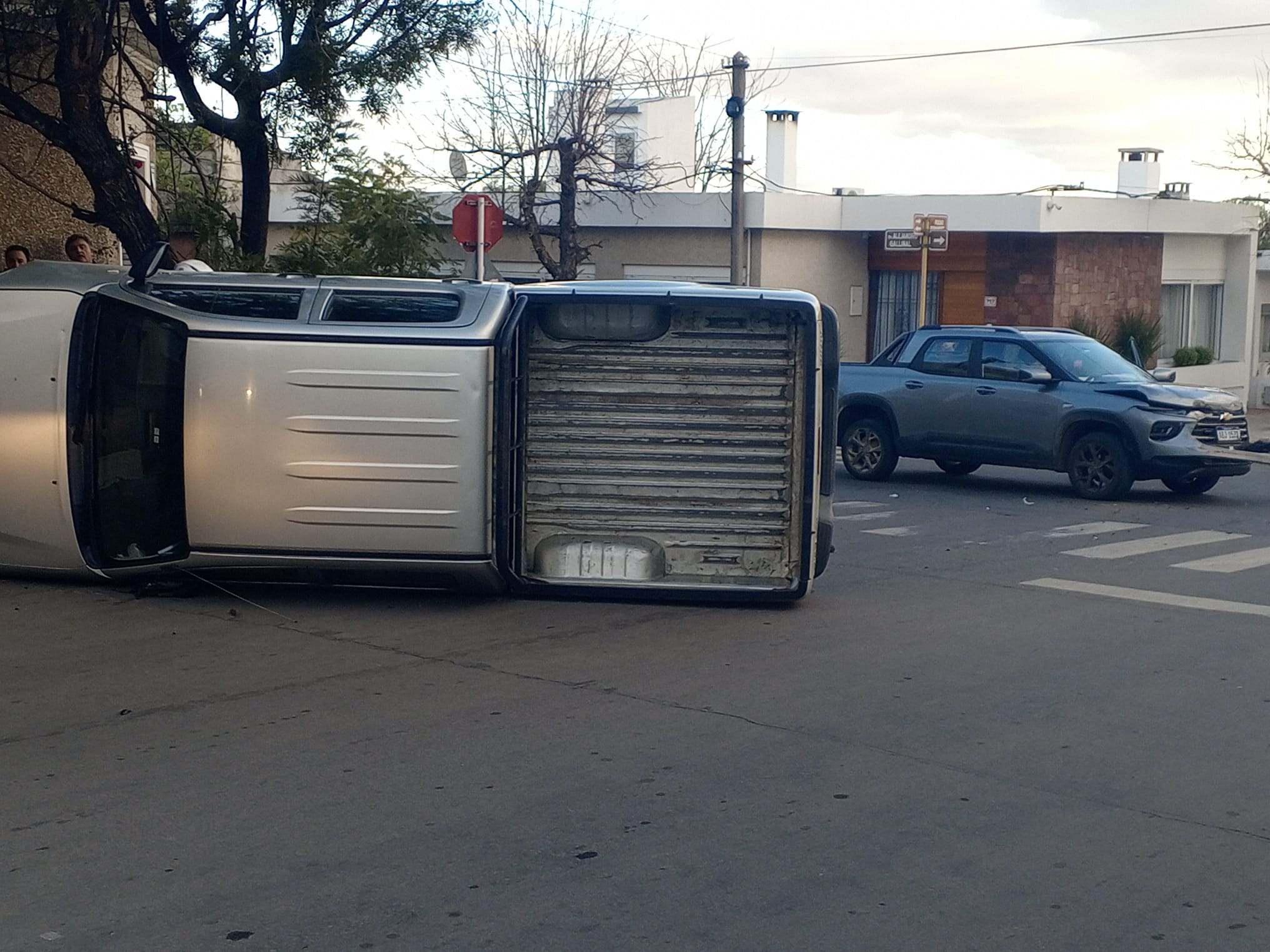 Choque_y_vuelco_entre_dos_camionetas_en_Gallinal_y_Pocho_Fernández3.jpeg