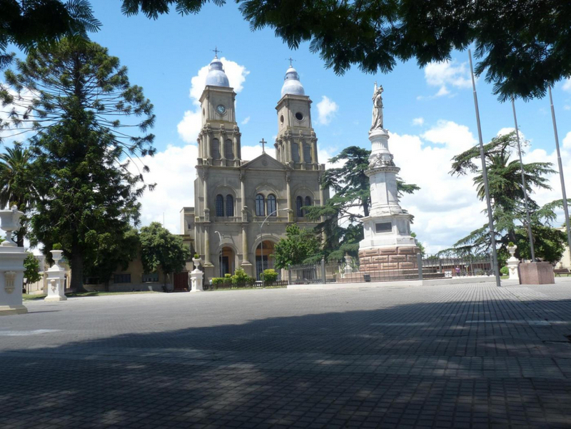 Corte_de_tránsito_en_calle_Gallinal_por_tareas_de_hidrolavado_en_la_Catedral_Basílica.jpg