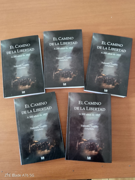 Donan_a_la_Biblioteca_Municipal_ejemplares_de_El_camino_de_la_Libertad._A_200_años_de_1825.jpeg