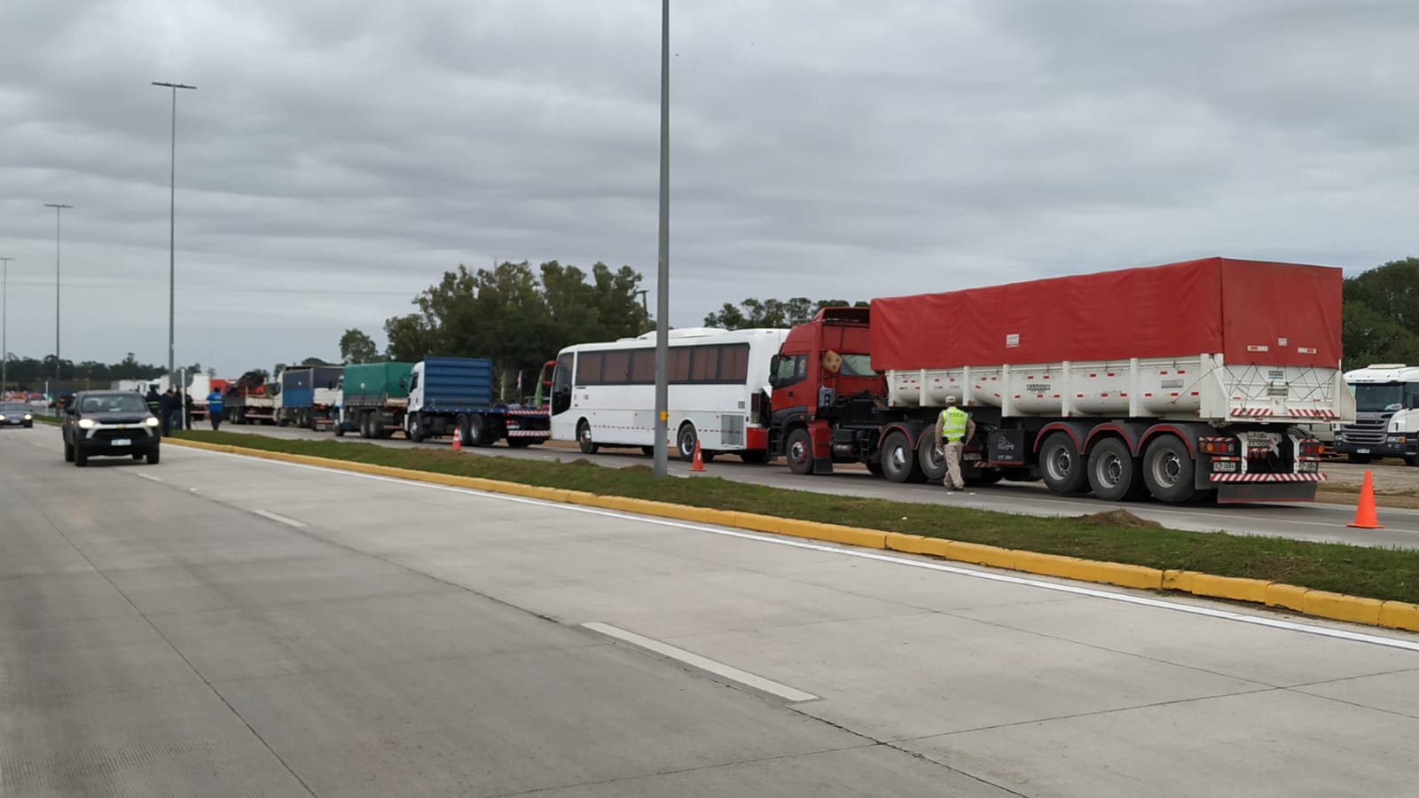 El_transporte_ya_no_tiene_margen_Transportistas_se_movilizan_en_intersección_de_rutas_5_y_12_2.jpeg
