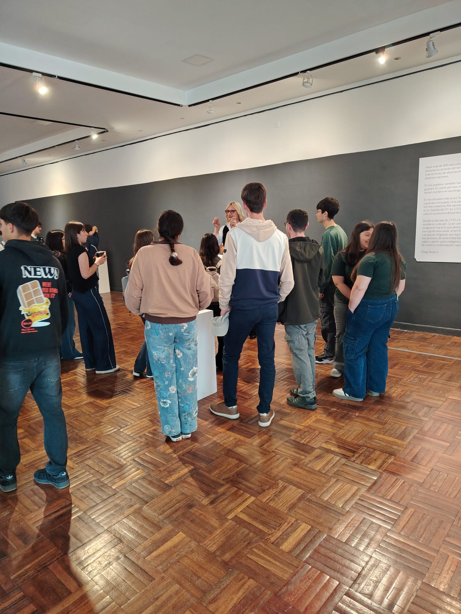 Estudiantes_del_Liceo_de_Sarandí_Grande_visitaron_la_muestra_Florida_en_Guaraní.jpeg