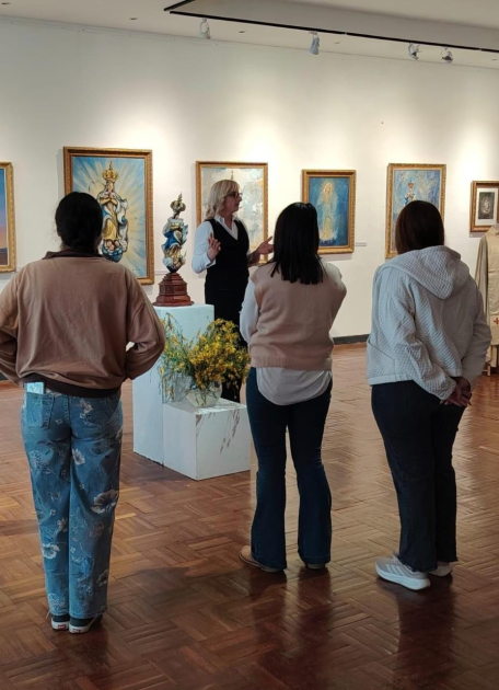 Estudiantes_del_Liceo_de_Sarandí_Grande_visitaron_la_muestra_Florida_en_Guaraní_3.jpeg