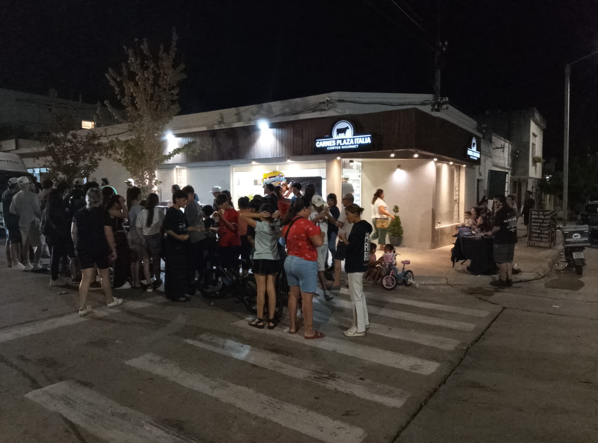 Exitosa_degustación_de_hamburguesas_en_Carnes_Plaza_Italia.jpeg
