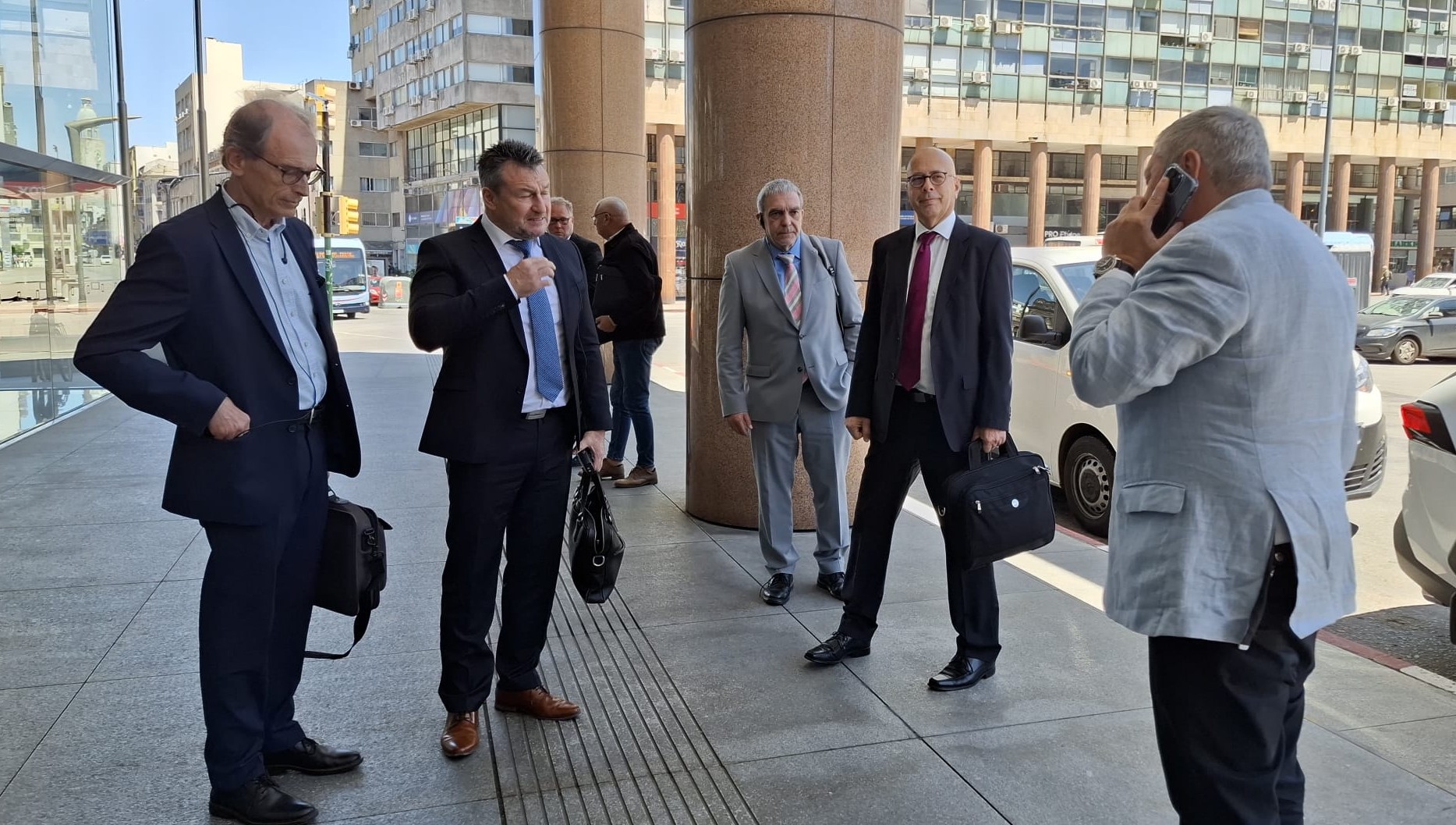 G7QDIpAX0AAhl1m.jpg