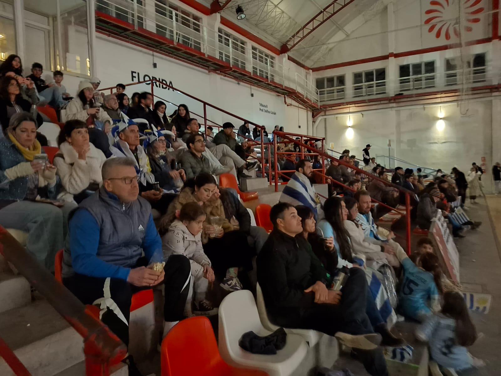Gran_concurrencia_en_el_Estadio_10_de_Julio_para_alentar_a_Uruguay_en_pantalla_gigante.jpeg