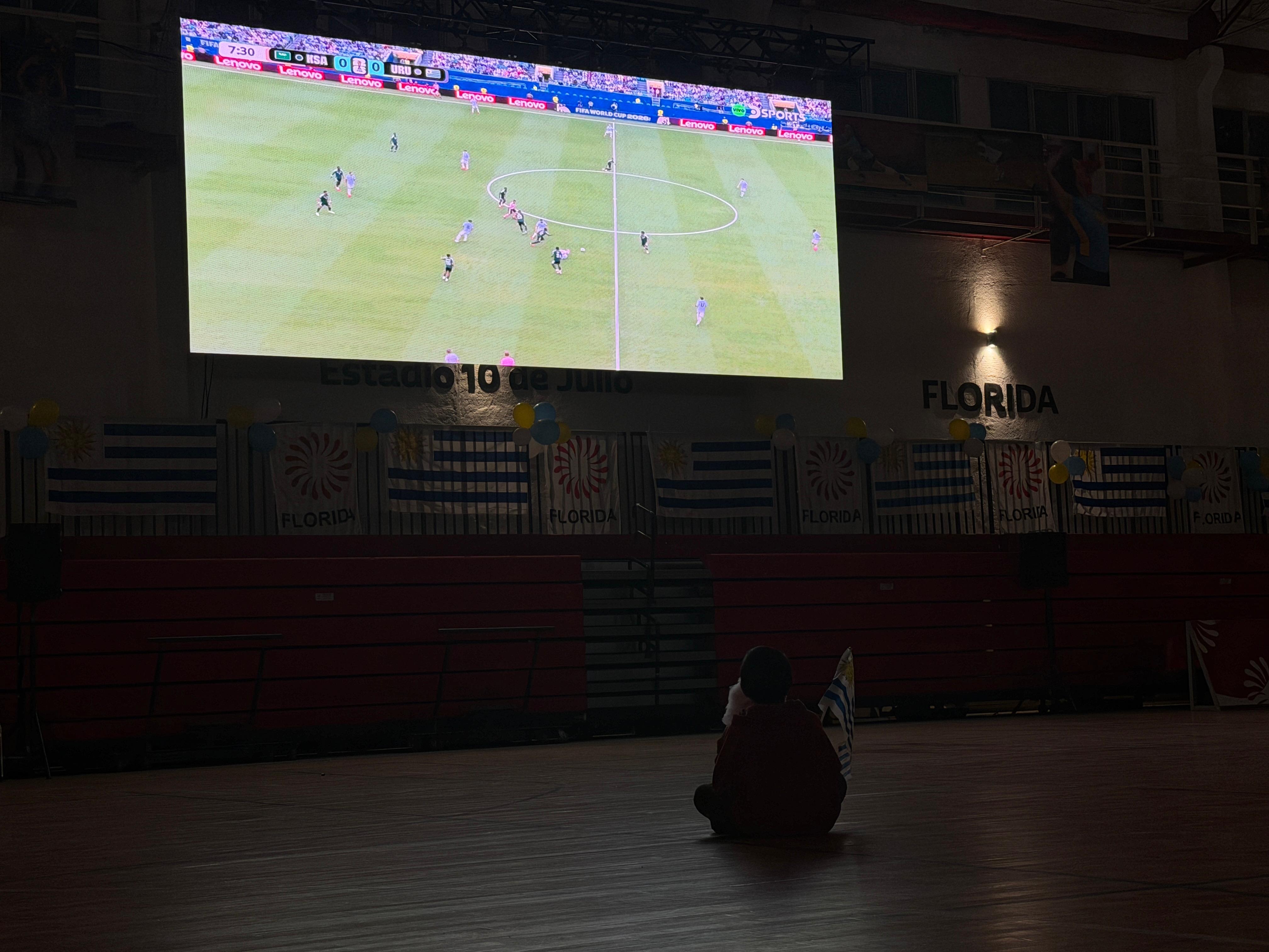 Gran_concurrencia_en_el_Estadio_10_de_Julio_para_alentar_a_Uruguay_en_pantalla_gigante_2.jpeg