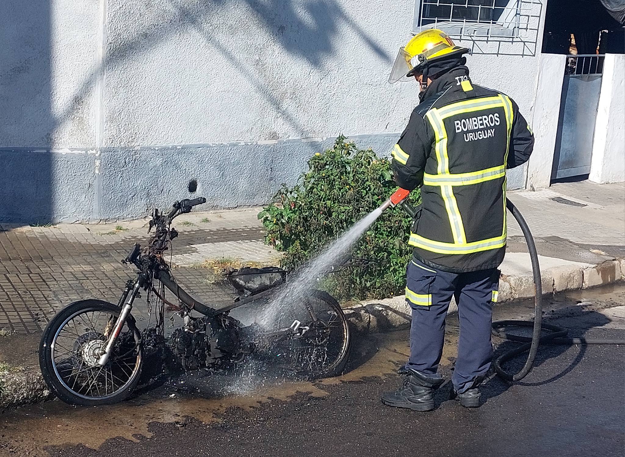 Incendio_de_moto_en_calle_Grauert.jpg