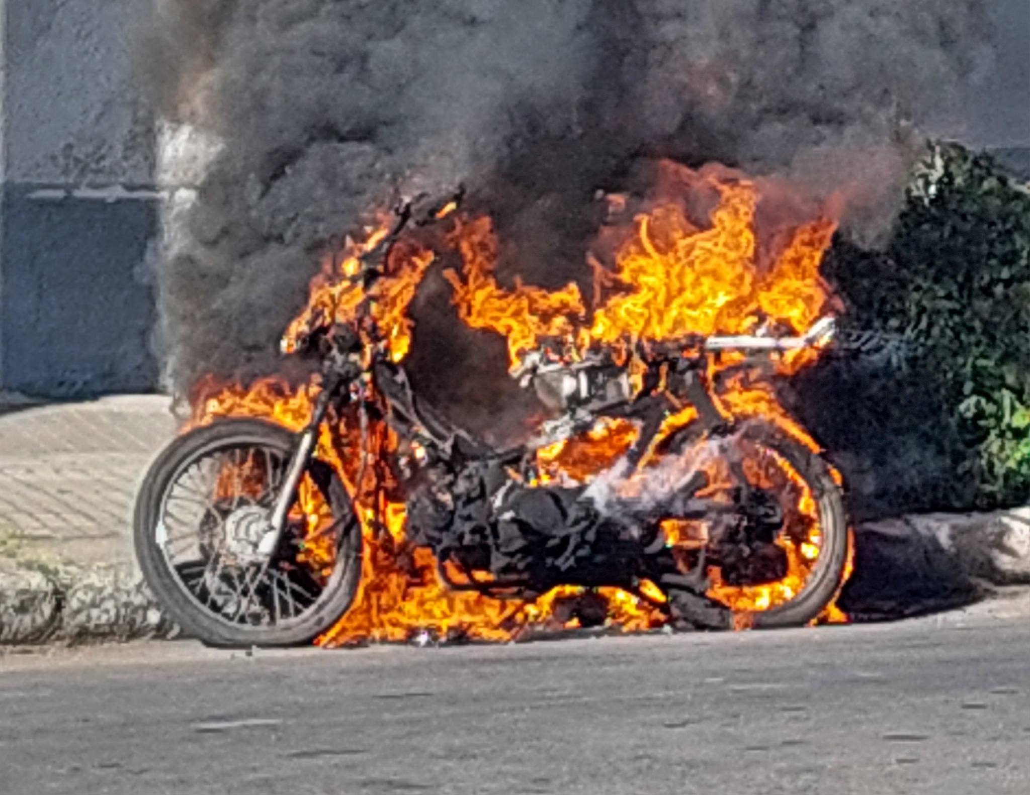 Incendio_de_moto_en_calle_Grauert_2.jpg