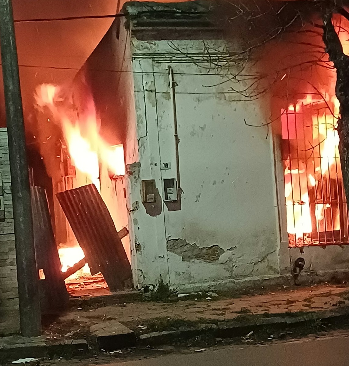 Incendio_en_una_vivienda_de_Ituzaingó_y_Beltrán_2.jpeg