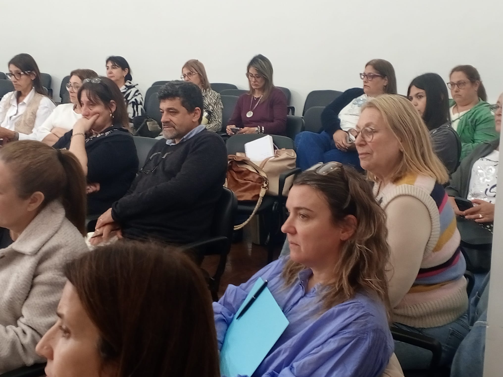 Inteligencia_artificial_en_la_educación_plantearon_desafíos_y_destacaron_la_importancia_del_criterio_docente_2.jpeg