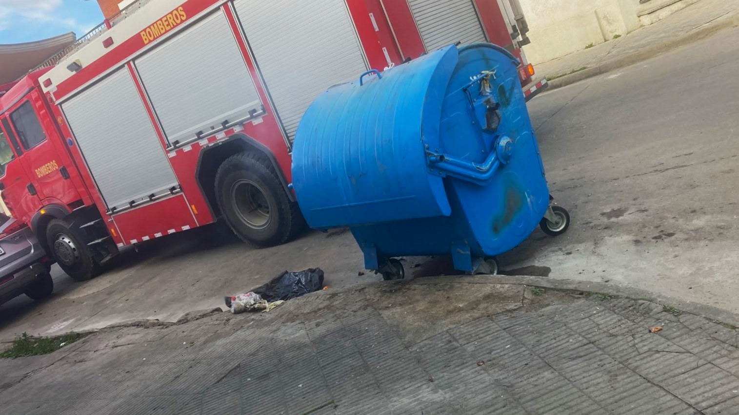 Intendencia_exhorta_a_la_población_a_no_arrojar_cenizas_encendidas_en_los_contenedores_de_residuos.jpeg