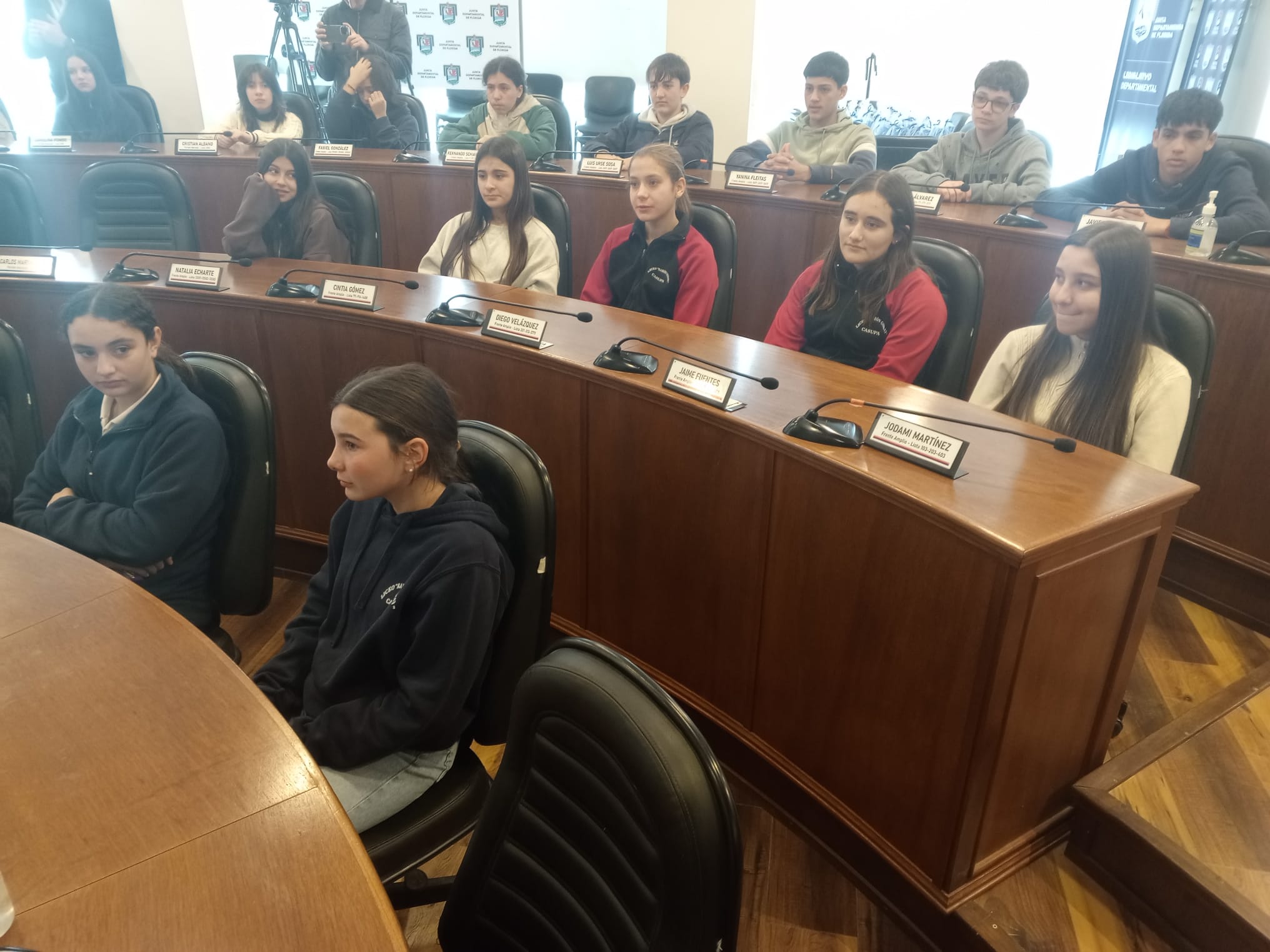 Jornada_Edil_por_un_día_recibió_a_27_jóvenes_de_Casupá_en_la_Junta_Departamental.jpeg
