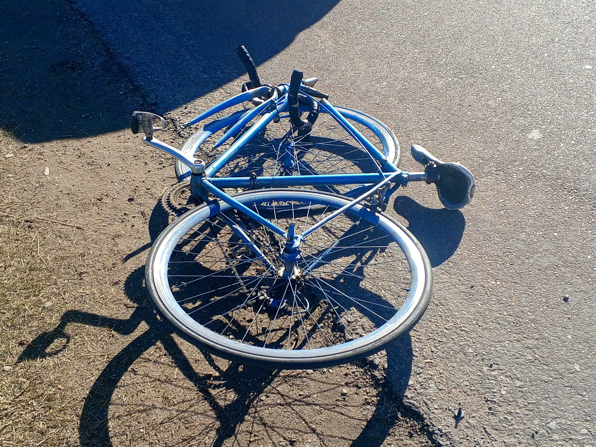 Joven_ciclista_impactó_contra_un_auto_en_24_de_Abril_y_Heber_Usher_2.jpeg