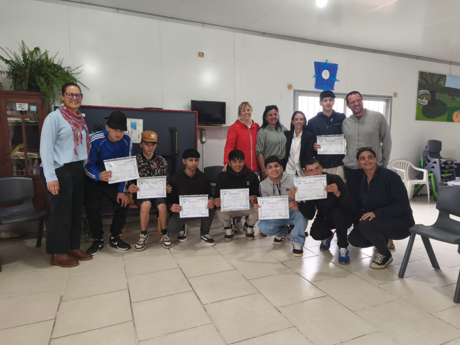 Jóvenes_de_Puertas_Abiertas_recibieron_certificados_tras_completar_curso_de_educación_vial.jpeg