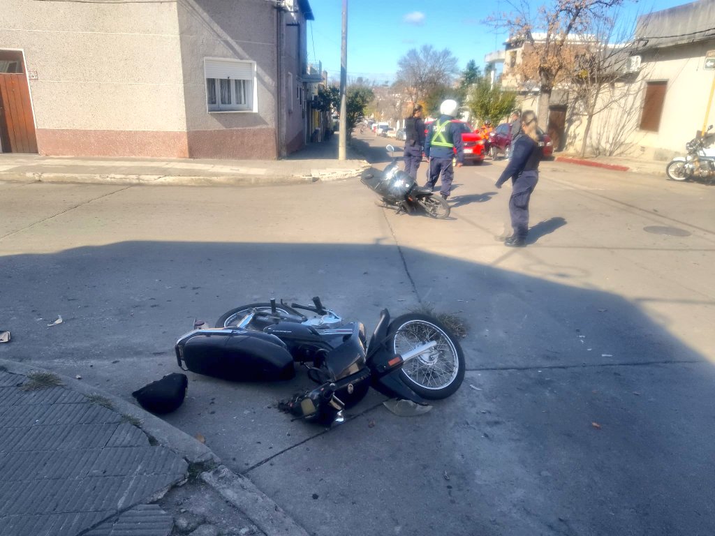2 motos colisionaron en esquina de Rodó y Calleros