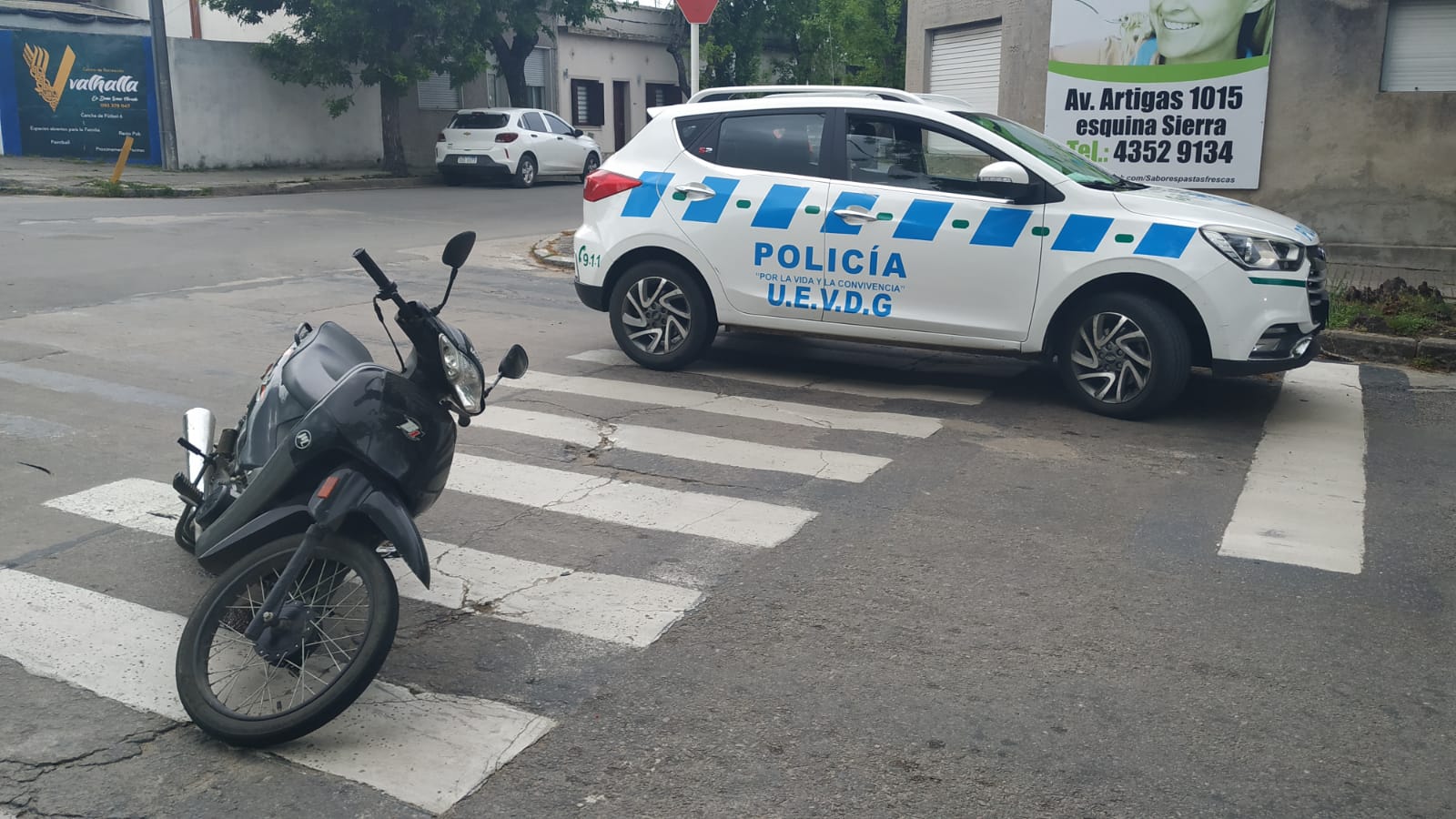 Accidente entre auto y moto en esquina de Escuela