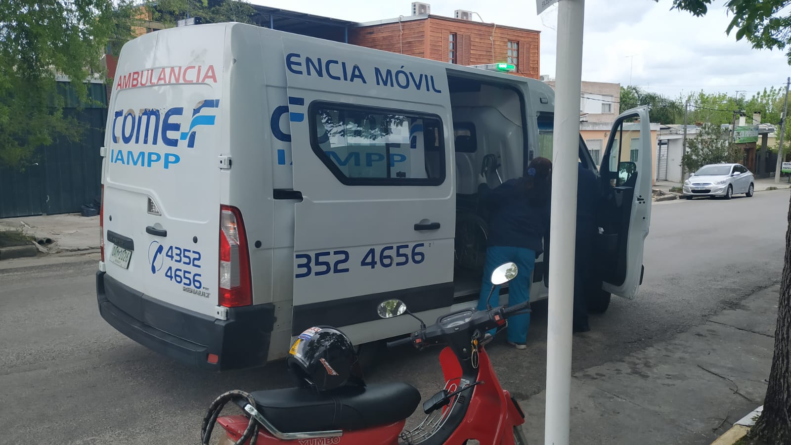 Accidente entre auto y moto en esquina de Escuela 2