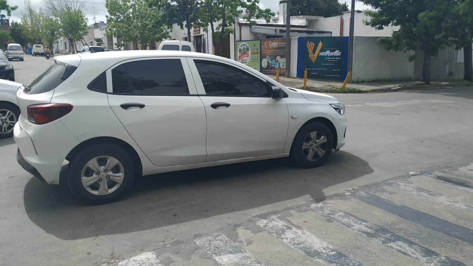 Accidente entre auto y moto en esquina de Escuela 4