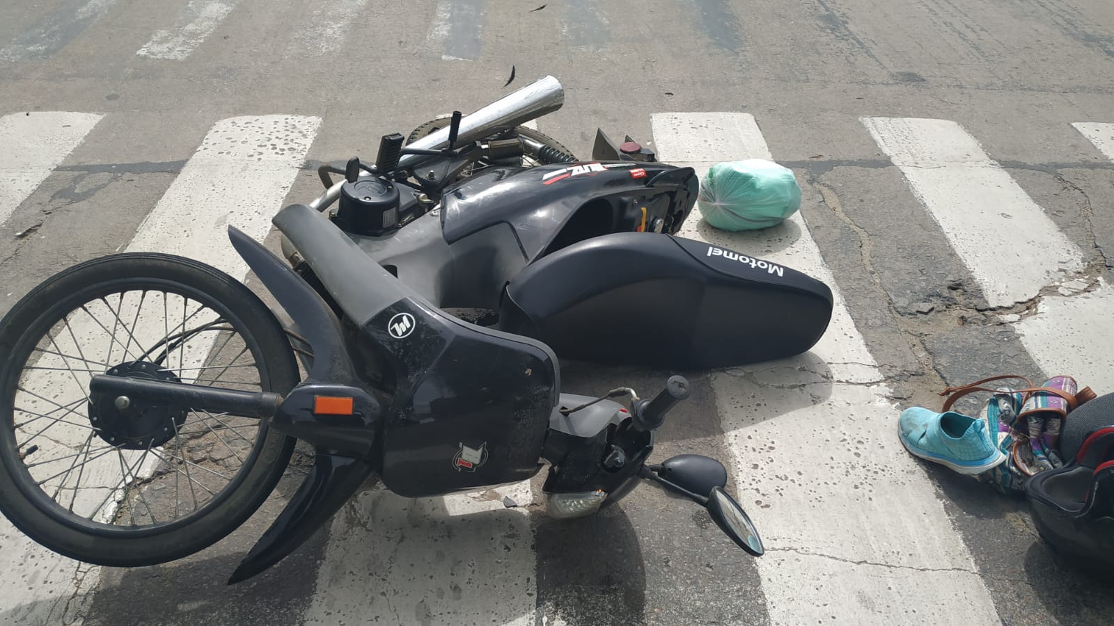 Accidente entre auto y moto en esquina de Escuela 4 2