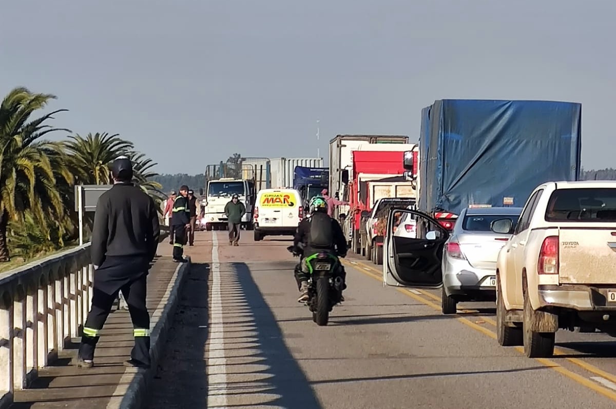 Accidente entre camiones en ruta 5 puente de zona limítrofe entre Florida y Canelones