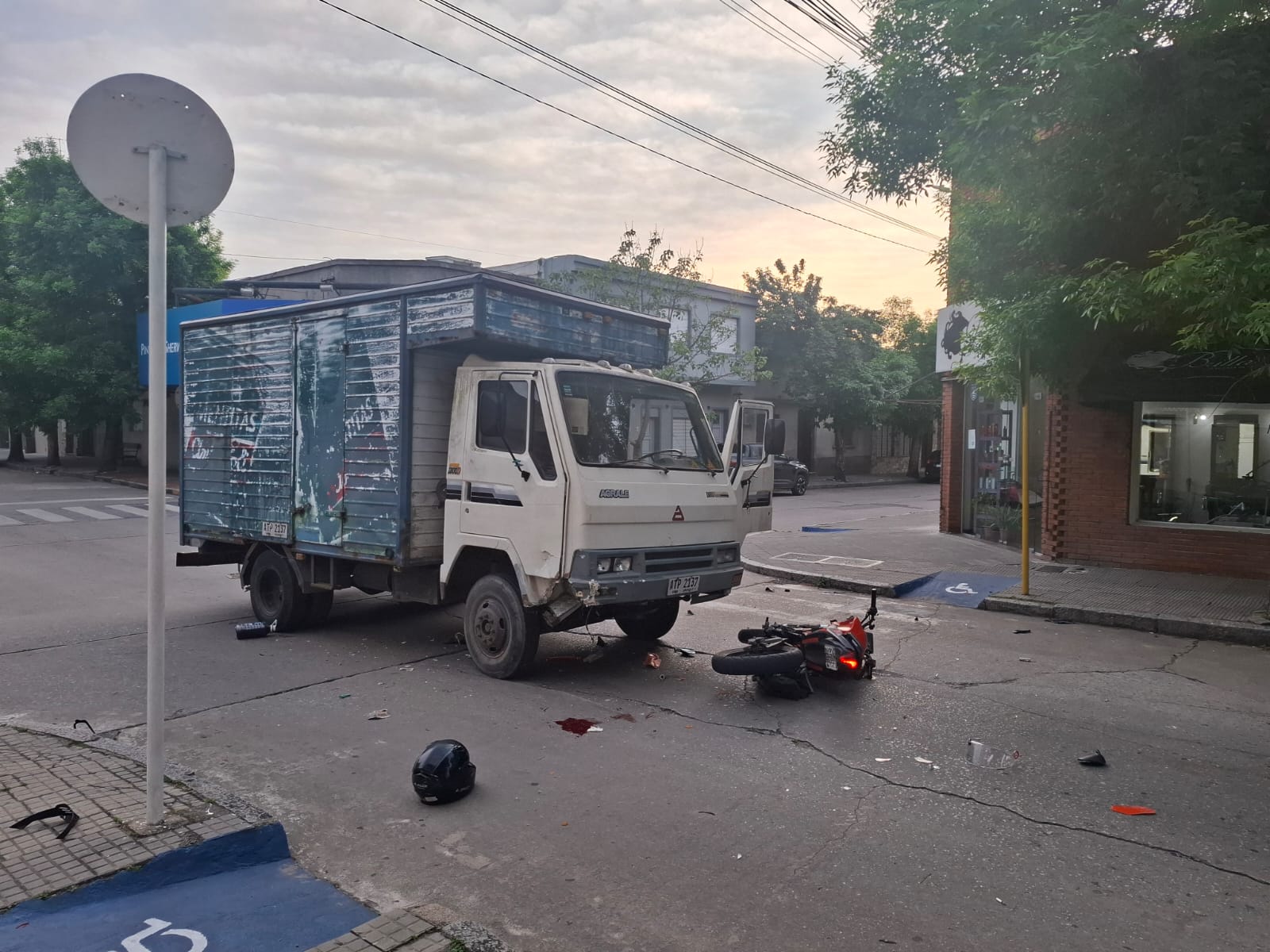Accidente grave en esquina de Independencia y Gral. Flores. 2