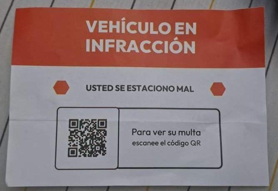 Advertencia a los conductores de vehículos por aviso con código QR