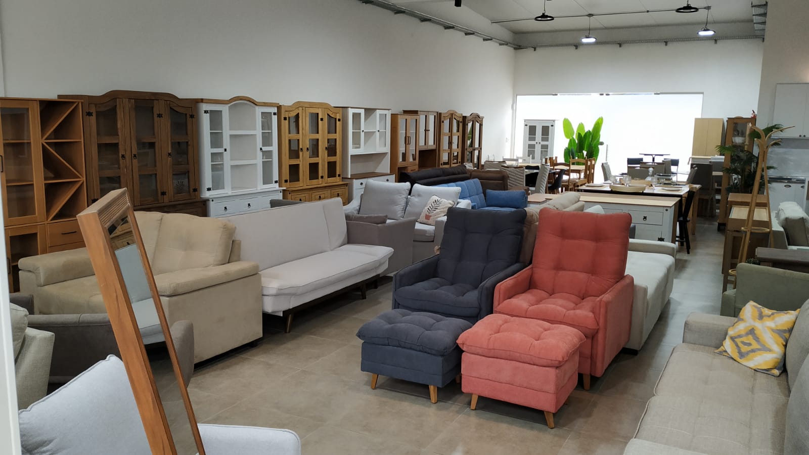 Albanés inauguró nueva sección en su local de Plaza Artigas 2