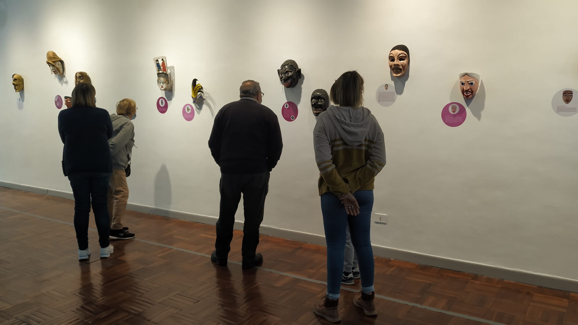 Apertura de muestra de máscaras ROSTROSFEMENINOS en el CCFjpg