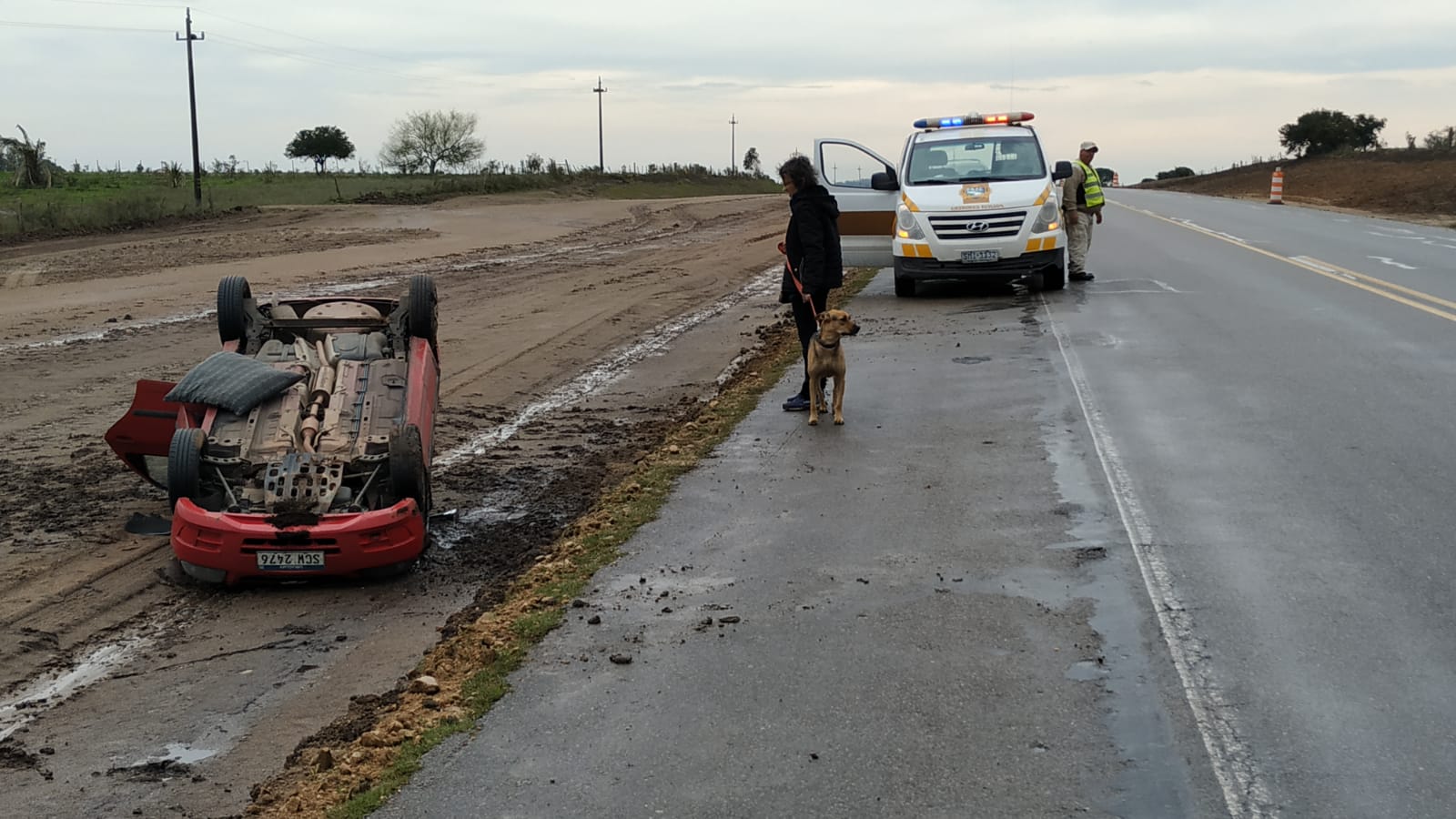 Auto despistó y volcó en km 108.500 de ruta 5. 2