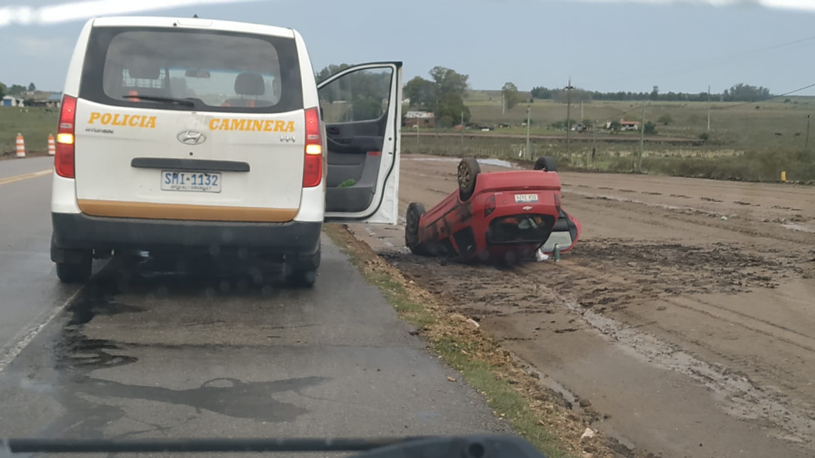 Auto despistó y volcó en km 108.500 de ruta 5. 3
