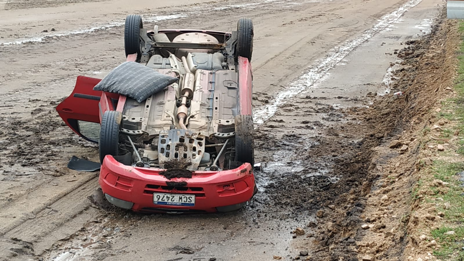 Auto despistó y volcó en km 108.500 de ruta 5. 4