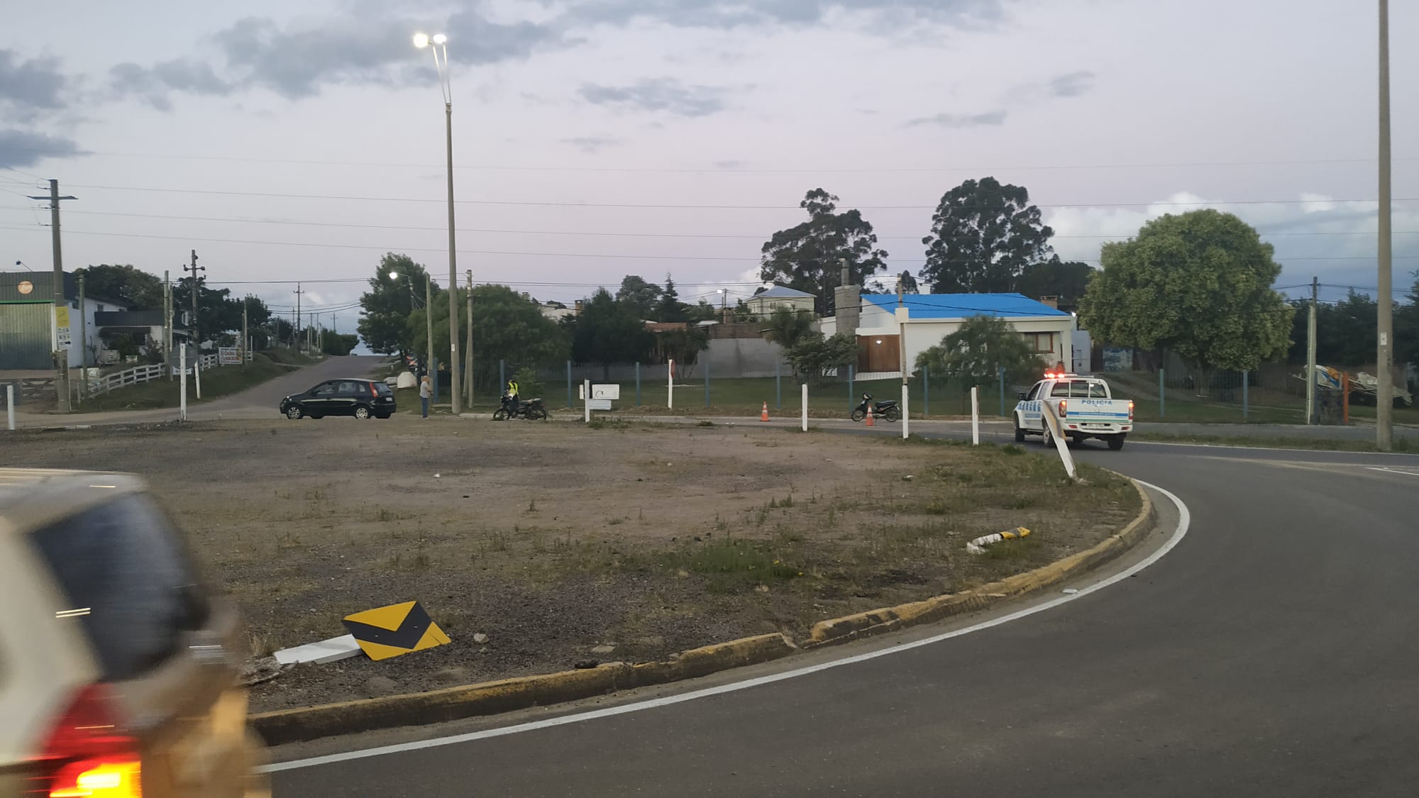 Auto impactó con moto en rotonda norte de ingreso a Florida 1