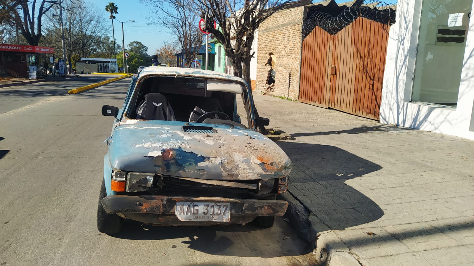Auto impactó contra muro frente al Prado Piedra Alta