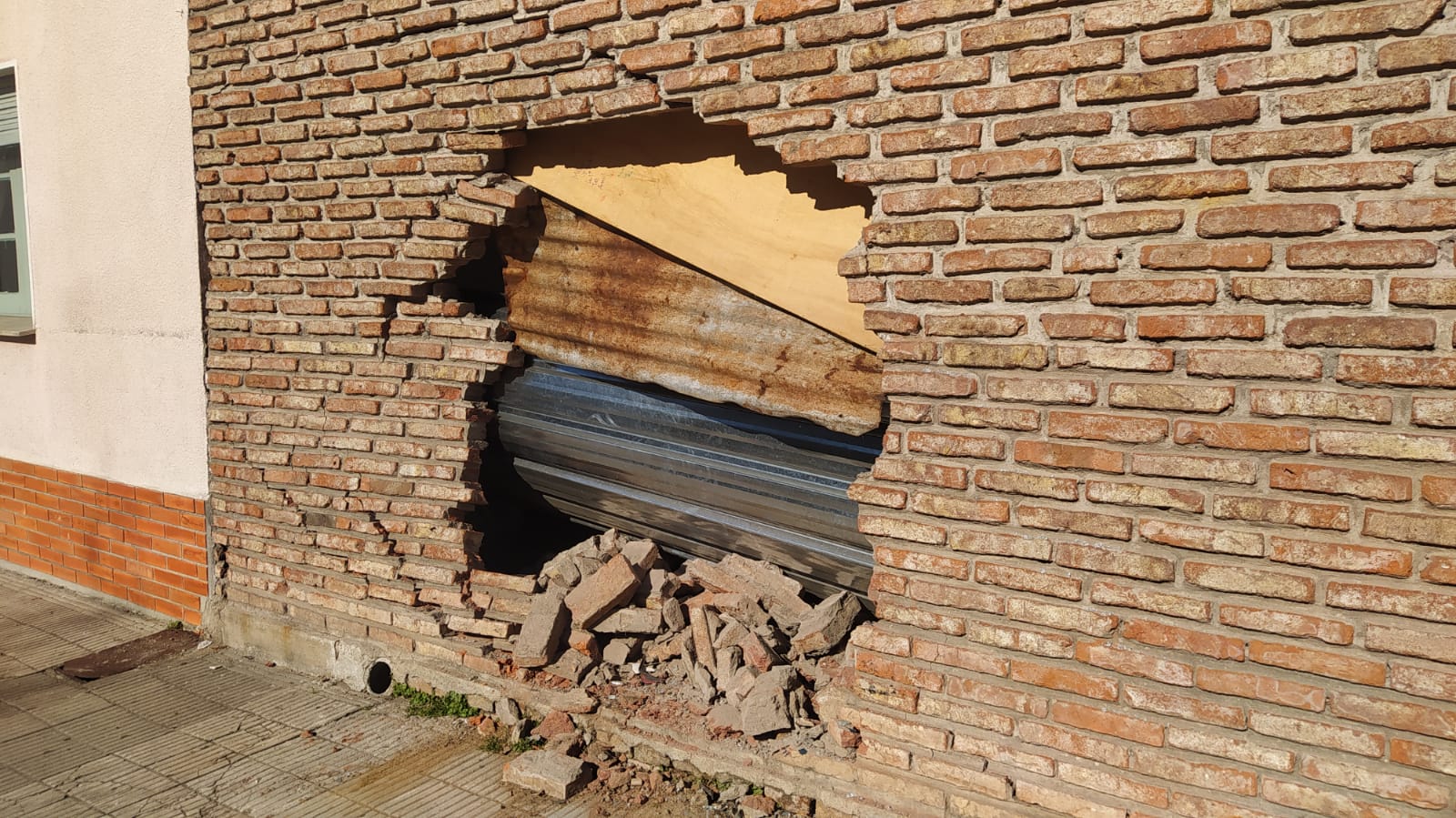 Auto impactó contra muro frente al Prado Piedra Alta 2