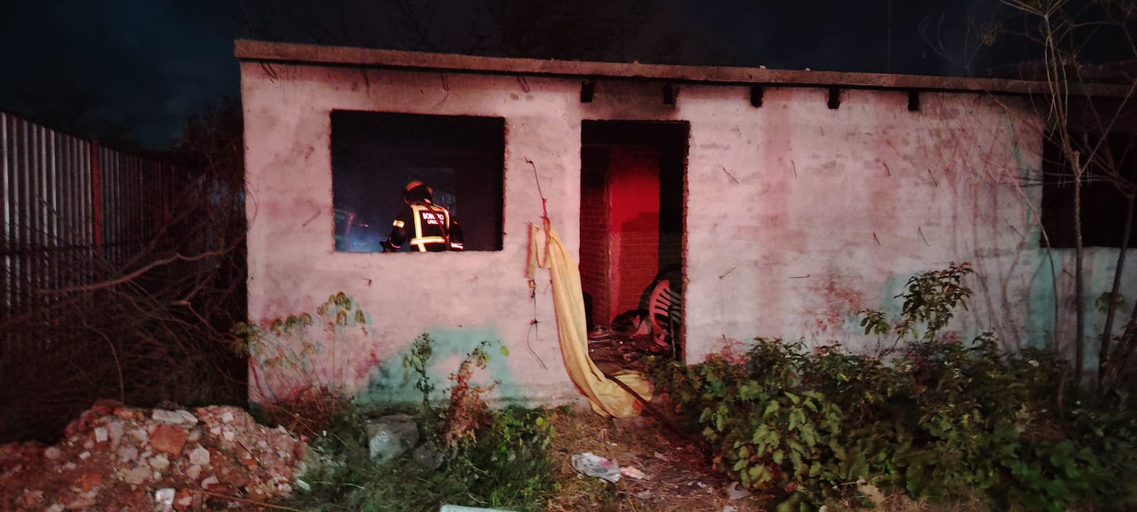 Bomberos extinguieron incendio en casa abandonada1