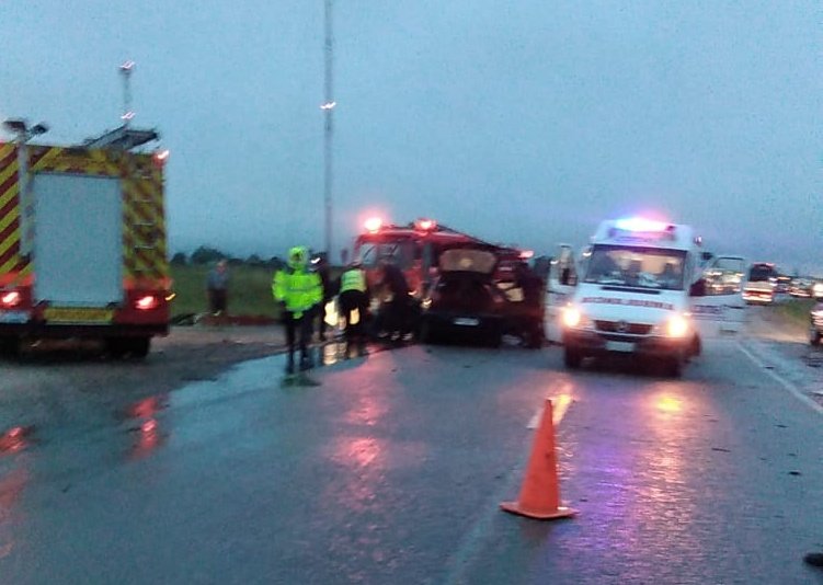 Bomberos rescataron a dos personas tras accidente entre auto y camión en zona de Pintado