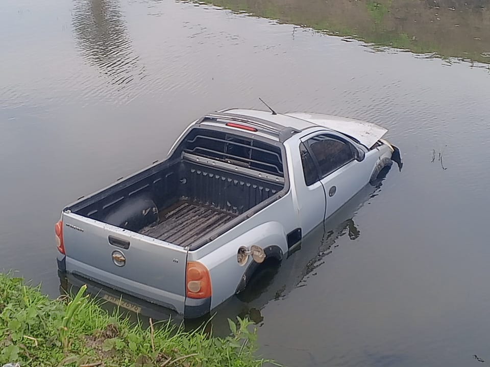 Camioneta cae al arroyo Tomas González