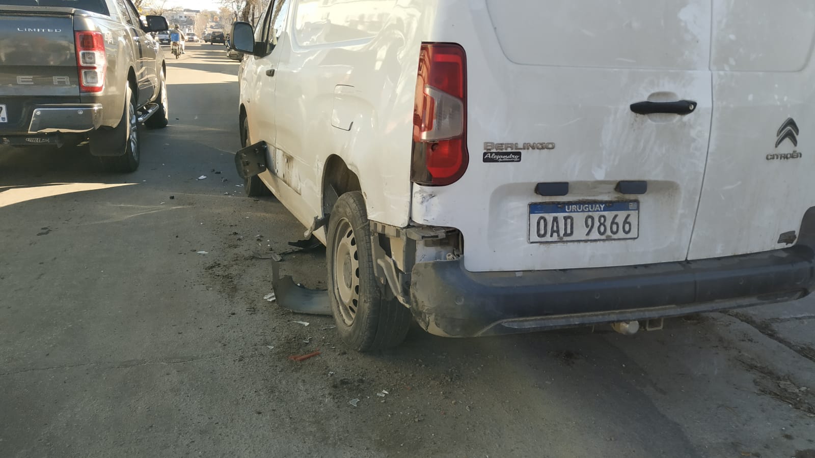 Camioneta impacta contra puesto de 18 de Julio y Saravia 3