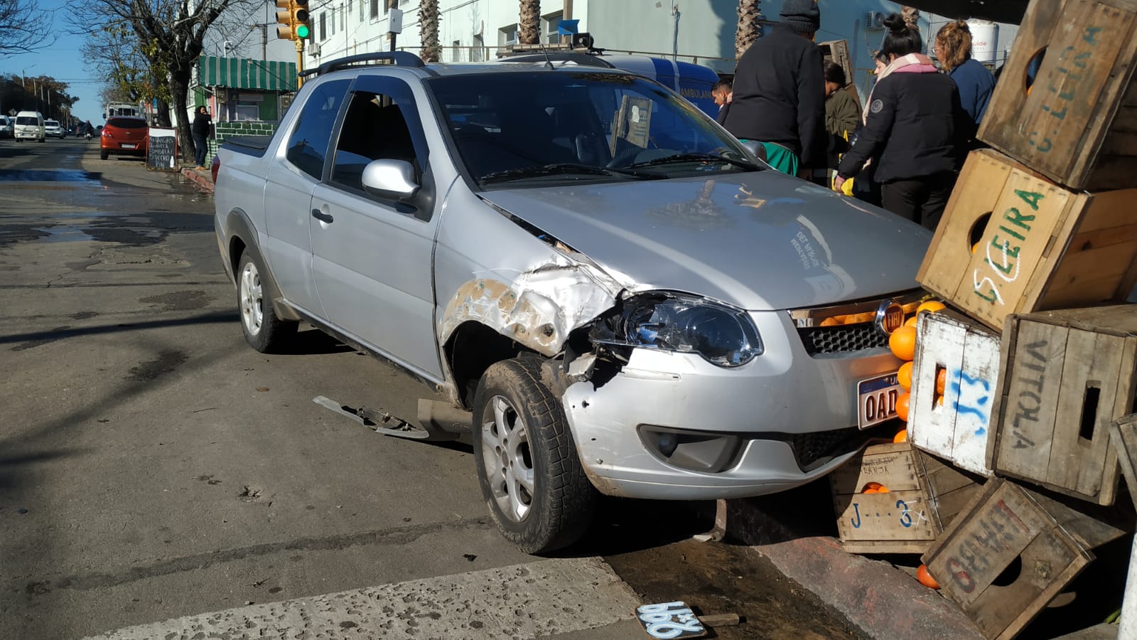 Camioneta impacta contra puesto de 18 de Julio y Saravia 4