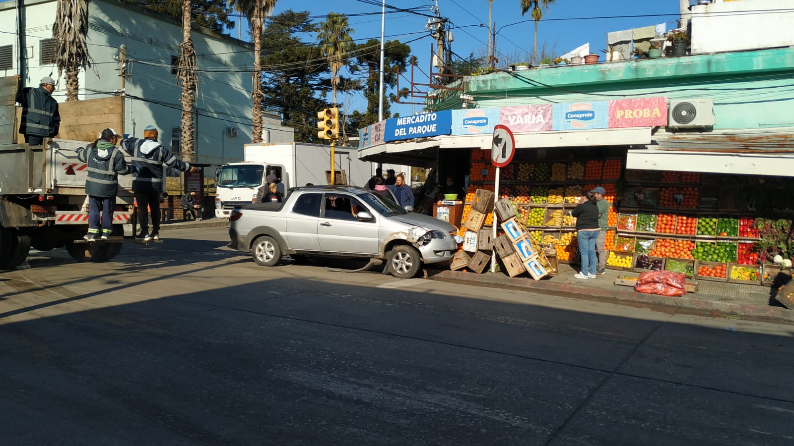 Camioneta impacta contra puesto de 18 de Julio y Saravia 5