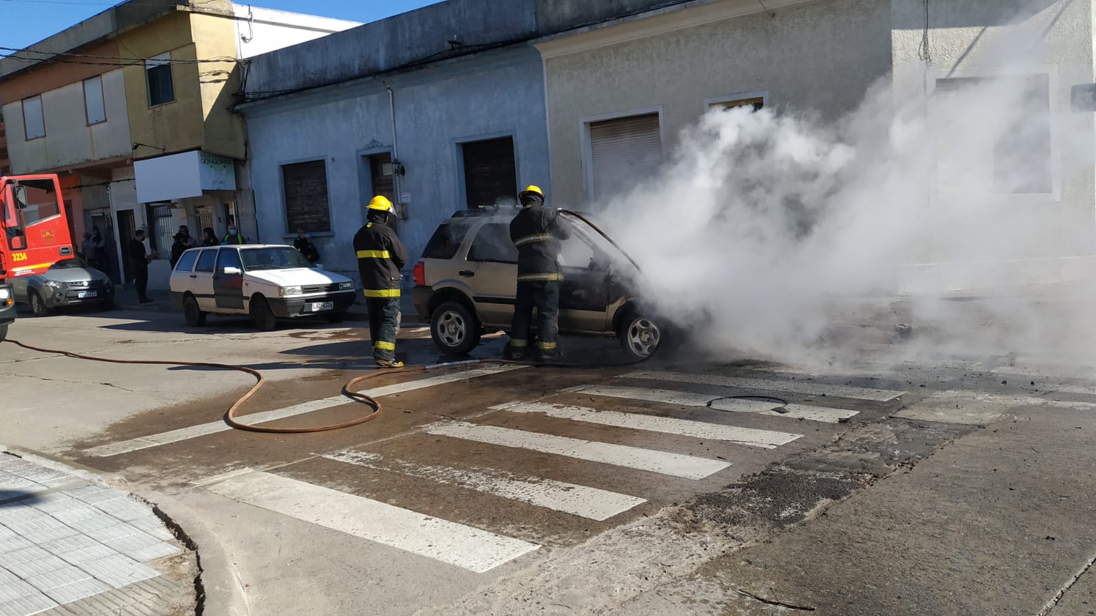 Camioneta se prendió fuego en Rodó y Brum
