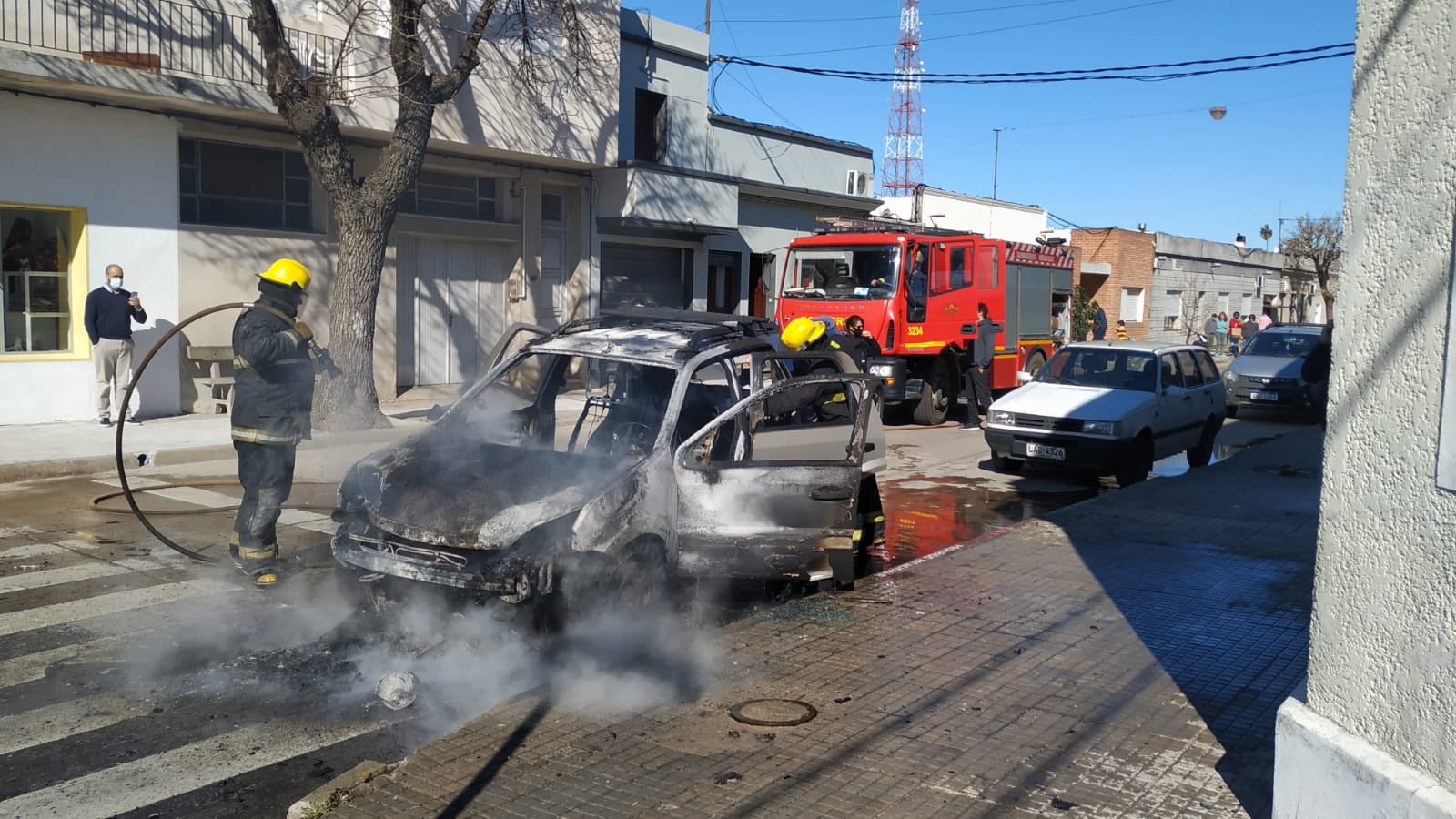 Camioneta se prendió fuego en Rodó y Brum 3