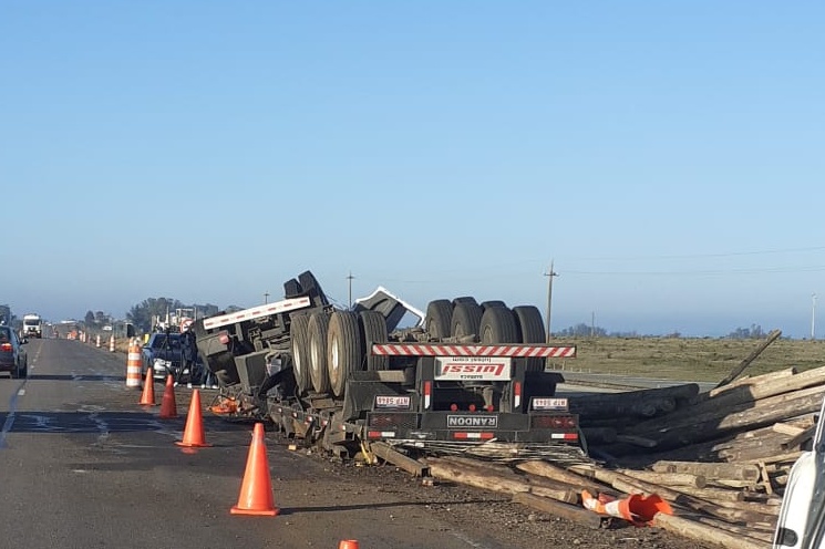 Camión cargado con palos volcó en km 108.800 de ruta 5