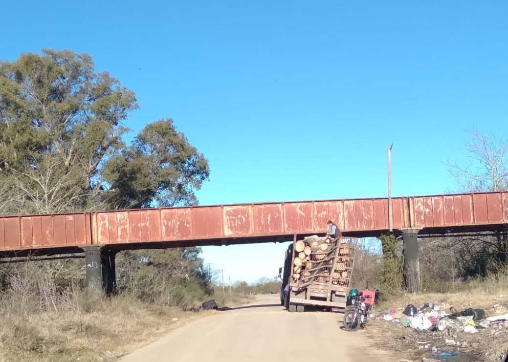 Camión con zorra quedó atascado en puente del ferrocarril