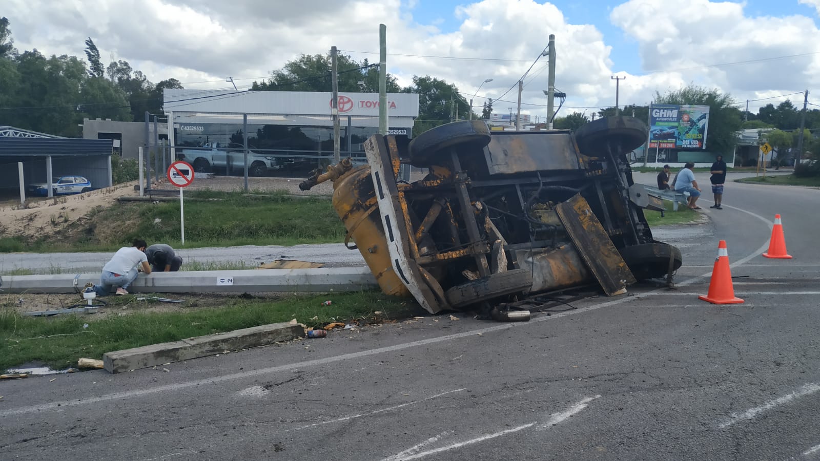 Camión con zorra volcó en acceso a Florida