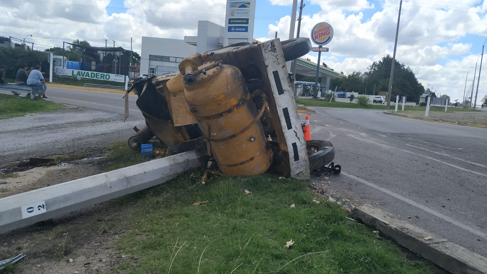 Camión con zorra volcó en acceso a Florida 2