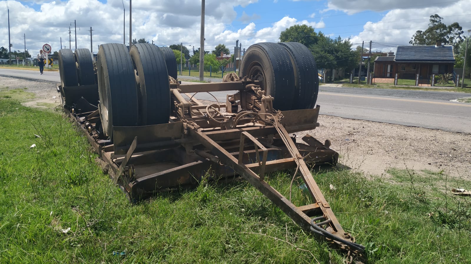 Camión con zorra volcó en acceso a Florida 3
