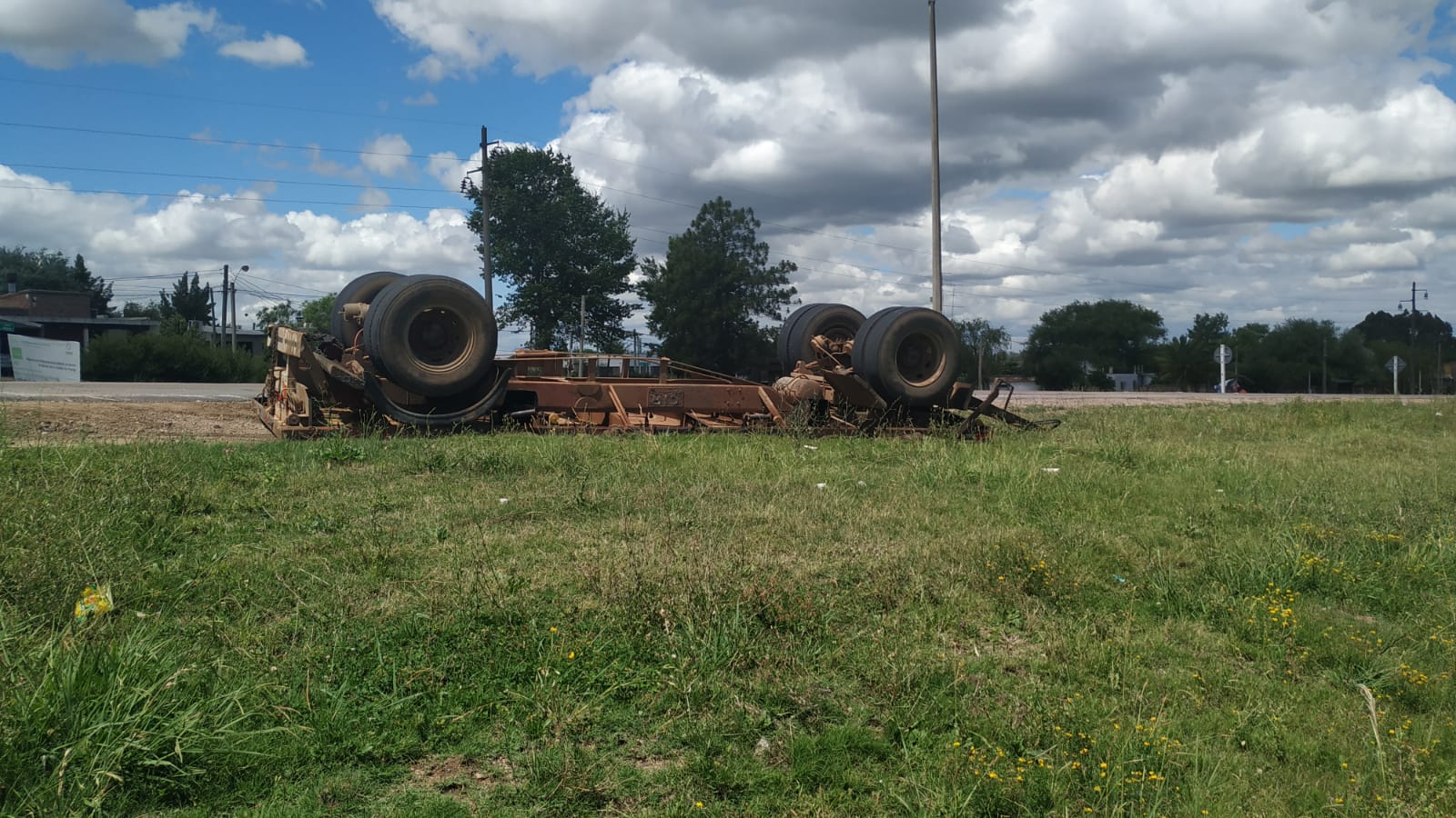 Camión con zorra volcó en acceso a Florida 4