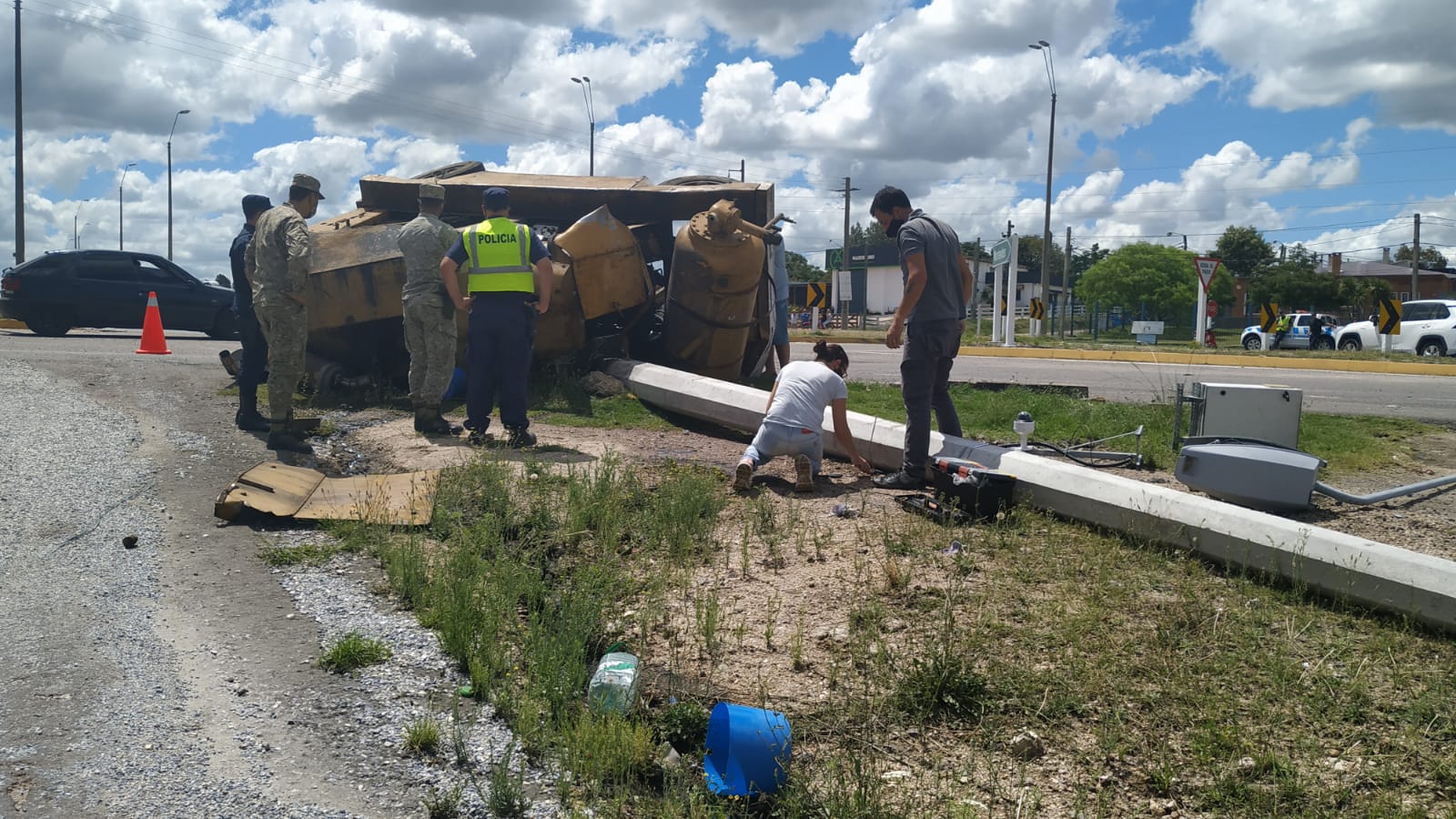 Camión con zorra volcó en acceso a Florida 5