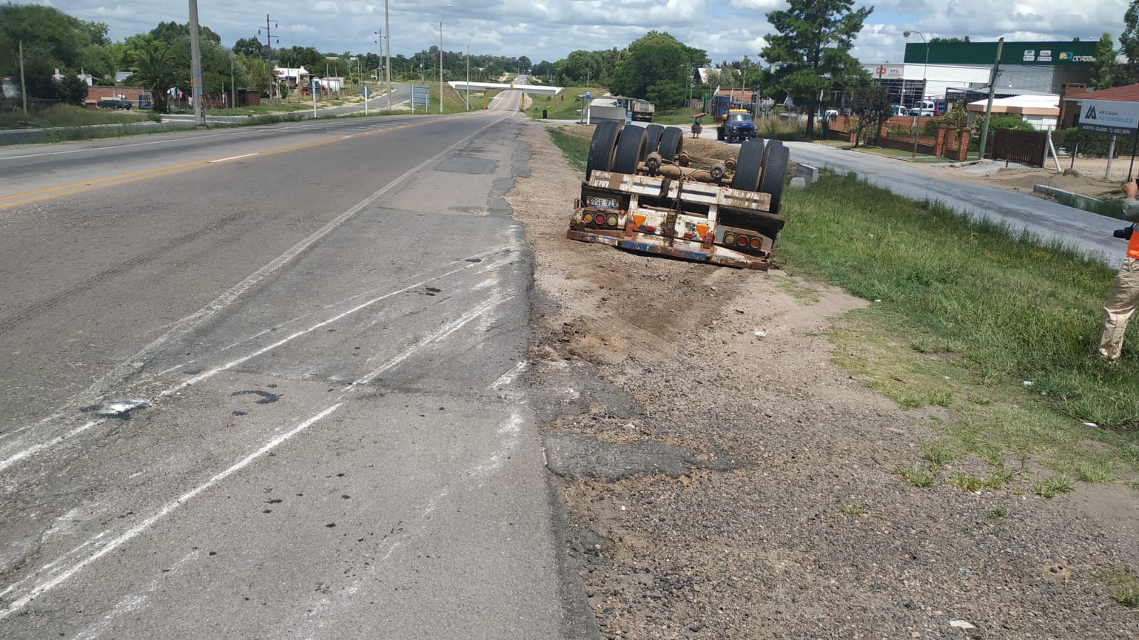 Camión con zorra volcó en acceso a Florida 6